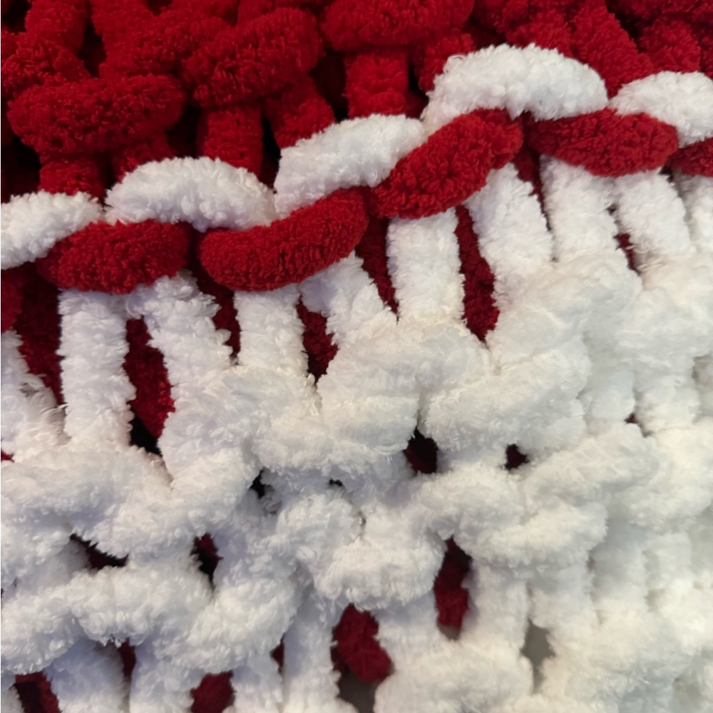Hand Crafted Chunky Knit Blanket - Picture 6 of 10